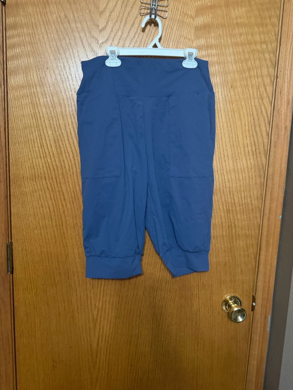 Halara NWT size medium blue Cropped Jogger shorts